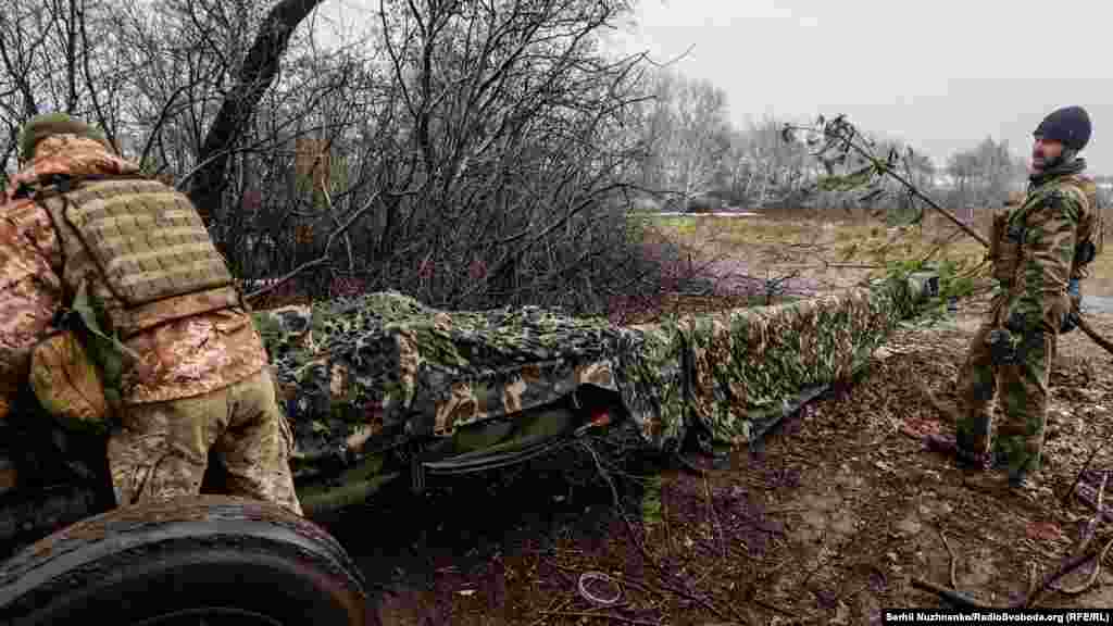 Бойова робота завершена. Бійці маскують гаубицю, в цей час аеророзвідка продовжує виявляти цілі 