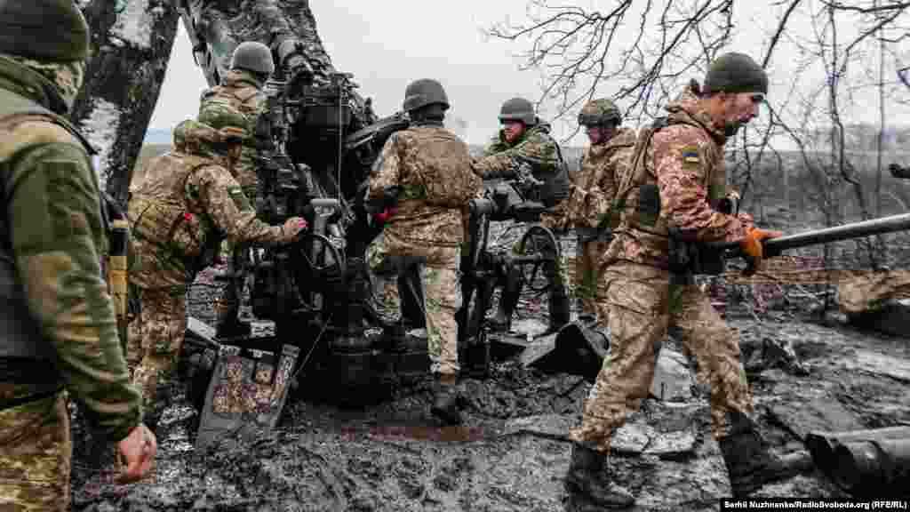 Мокрий сніг та рясний дощ зробили одне суцільне багно під ногами, та це не заважає артилеристам працювати 