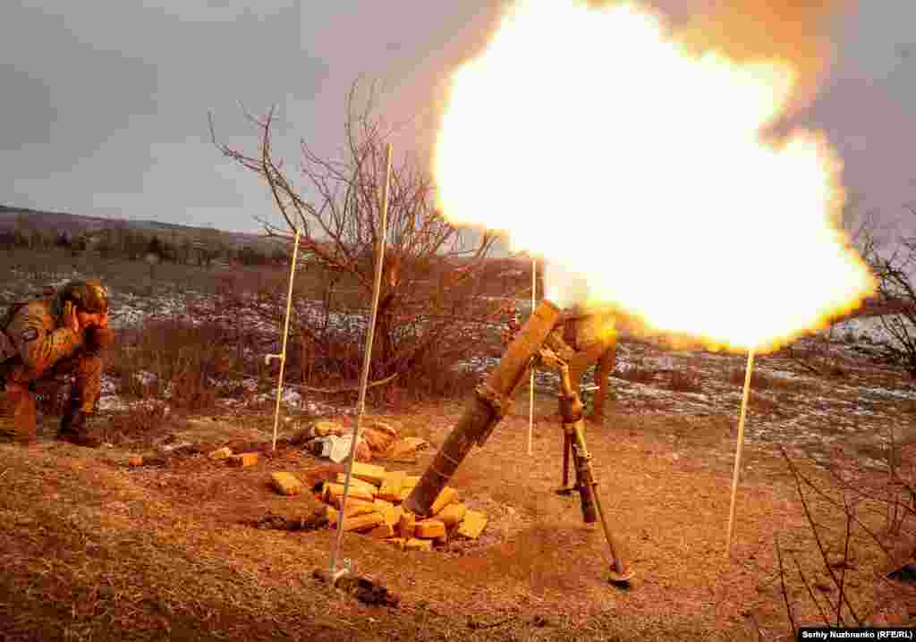 Украинский солдат ведет огонь из миномета по российским позициям возле Соледара, 14 января. Российские наемники из ЧВК «Вагнер» заявили 10 января, что захватили Соледар, хотя ожесточенные бои продолжаются внутри и вокруг украинского соледобывающего города.