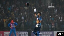 د سري لنکا لوبغاړی اسلانکا د نومبر پر ۳۰مه د سیالۍ تر ګټلو وروسته خوشالي کوي.