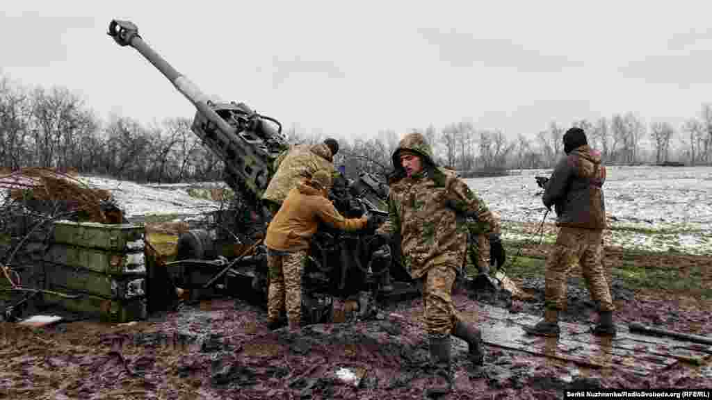 Команда «До бою!» і сусідня позиція готується до бойової роботи. Десь поруч холонуть кава і чай, догорають недопалки, які бійці не встигли докурити між запусками снарядів. Військові вдягають вологе взуття і біжать до гармати: є нова ціль