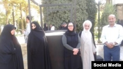 بدری خامنهای (نفر دوم از چپ) در مراسم تدفین منوچهر ملکی، برادر کوچک مصطفی ملکی، مهر ۱۳۹۴