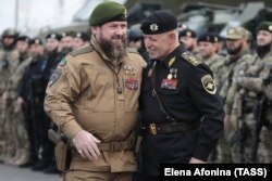 Глава Чечні Рамзан Кадиров і міністр внутрішніх справ Чеченської Республіки Руслан Алханов під час урочистого шикування співробітників силових структур Чечні, жовтень 2022 року