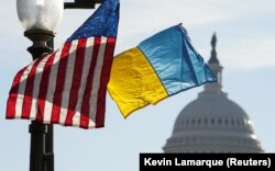 «Більшість членів зрозуміють, як важко Україні сьогодні. І ті, хто приділяє час на брифінги про Україну, розуміють жахливу ситуацію», – сенаторка Джоні Ернст