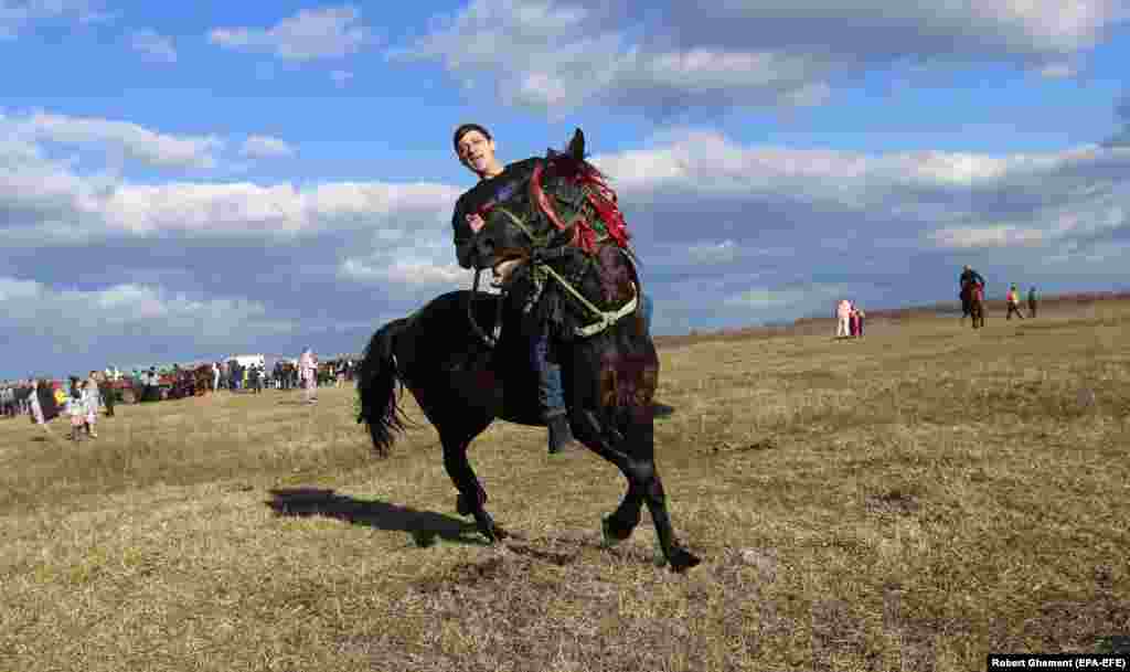 Вершник розігріває свого коня перед Хрещенськими перегонами, які проводяться в селі П’єтрошань, за 50 км на північ від Бухаресту, Румунія, 6 січня 2023 року. Селяни з П’єтрошань та навколишніх сіл благословляють своїх коней на свято Хрещення Господнього, яке в Румунії вважається святом, що закінчує цикл Різдвяних свят. Після освячення коні та вершники у супроводі громади беруть участь у вільних кінних перегонах на околиці села