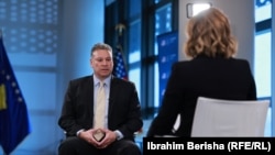 Gabriel Escobar, zamjenik pomoćnika sekretara u Birou za evropska i evroazijska pitanja State Departmenta, u razgovoru sa novinarkom RSE Amrom Zejneli Loxha u Ambasadi SAD u Prištini, 13. decembra 2022.