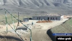 23 квітня Азербайджан звинуватив вірменську сторону в курсуванні «військових поставок з Вірменії до Нагірного Карабаху». Ця претензія неодноразово заперечувалася.