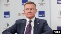 Роман Старовойт во время интервью на стенде информационного агентства ТАСС в первый день Гайдаровского форума-2022 "Россия и мир: приоритеты" в РАНХиГС
