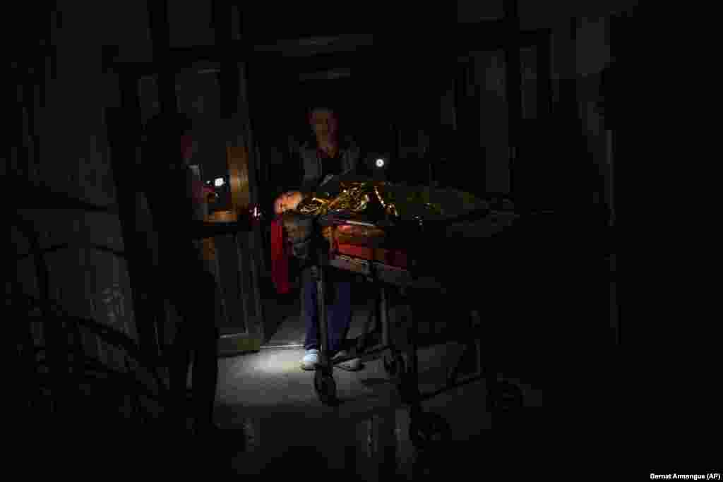 Там часом сина Наталі Воблікової, 13-річного Артура, який зазнав серйозних поранень після російського обстрілу Херсону, відвезли в одну з лікарень міста. Медперсонал, освітлюючи собі дорогу малими ліхтариками, переносить Артура в операційну 