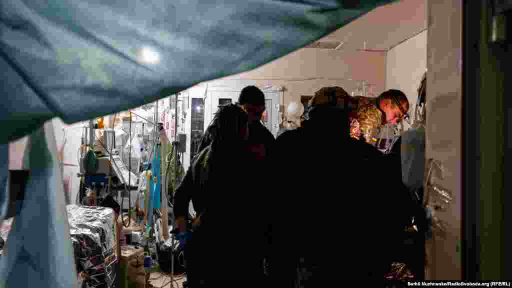 Врятували! Ось на операційному столі вже з'являється новий пацієнт. Його стан критично важкий.  Мобілізований військовий медик здійснює реанімаційні заходи. Момент напружений: під час надання медичної допомоги, у пацієнта настала клінічна смерть. Та, завдяки професіоналізму медиків, військовий знову почав дихати