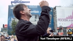 Юрий Шевчук, когда деревья Химкинского леса были большими. Пушкинская площадь, 2010 год