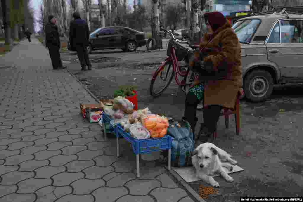 Мікрорайон «Шахтарський», в якому ми прожили 1,5 року під час відрядження на схід. Ринок зачинений, але біля нього працює невеликий стихійний ринок, де можна купити свіже мʼясо, якісь овочі та інші продукти, працюють маленькі крамнички, можна навіть випити кави, якісь звичайні дрібнички в таких місцях дуже цінуєш