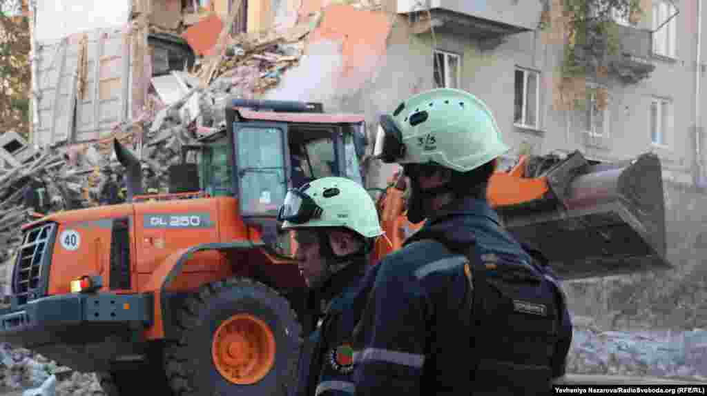 Одразу після удару військ РФ з-під завалів вдалося врятувати двох дітей   