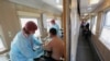 Пациент получает дозу вакцины "Спутник V в вагоне медицинского поезда на железнодорожной станции в городе Тулун Иркутской области