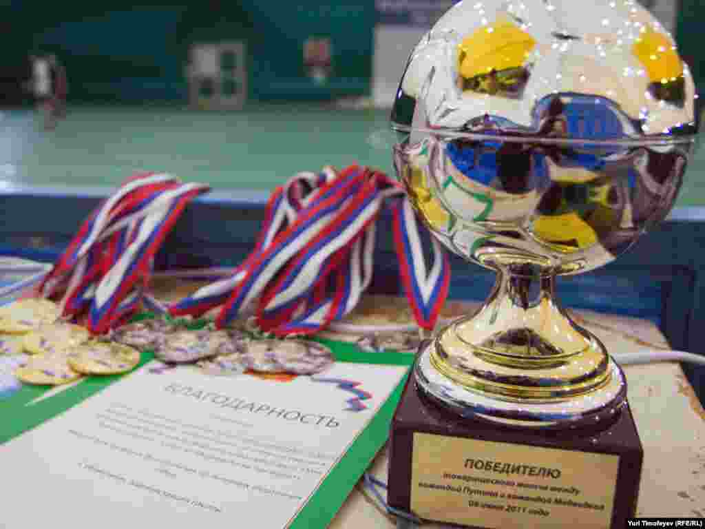 "Путин" принял свое поражение достойно, а "Медведев" не очень-то и радовался.