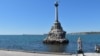 У памятника Затопленным кораблям на набережной Корнилова в Севастополе