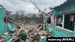 Зруйнований будинок, де, як розповідає «Ялта», російські військові розміщували свій командний пункт у с. Ольгине