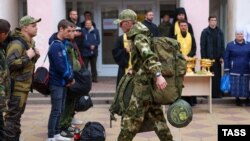 Мужчины у пункта предварительного сбора граждан, Ростовская область, Батайск, 26 сентября 2022