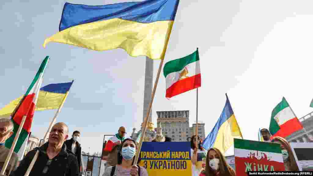 «Сьогодні ми тут, щоб сказати, що ми протестуємо проти військової допомоги Тегерана своїм партнерам в Росії. Всі люди, які зараз тут, це люди, які поїхали (з Ірану – РС). Вони могли жити у Європі, але вирішили жити тут, бо люблять Україну та будуть її підтримувати. Я впевнений, наше повідомлення почують у Ірані», – сказав організатор акції, учасник тероборони Києва Горейши Масуд