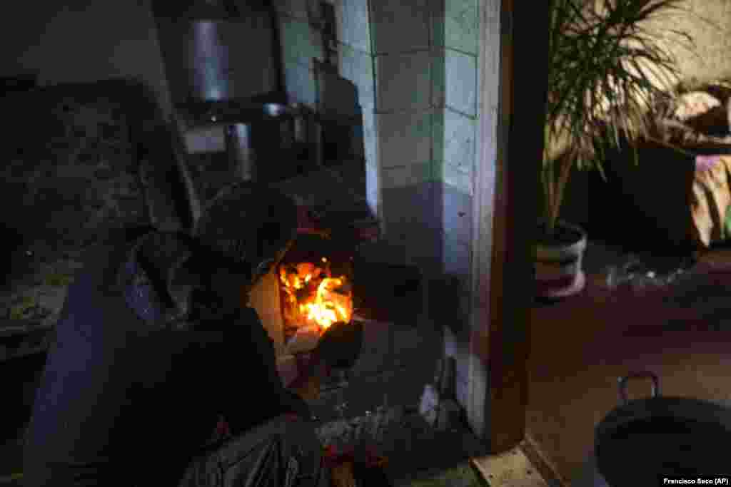 «Це незручно. Ми витрачаємо багато часу на заготівлю дров. Ви ж бачите, в якій ситуації ми живемо», – каже Віктор.  