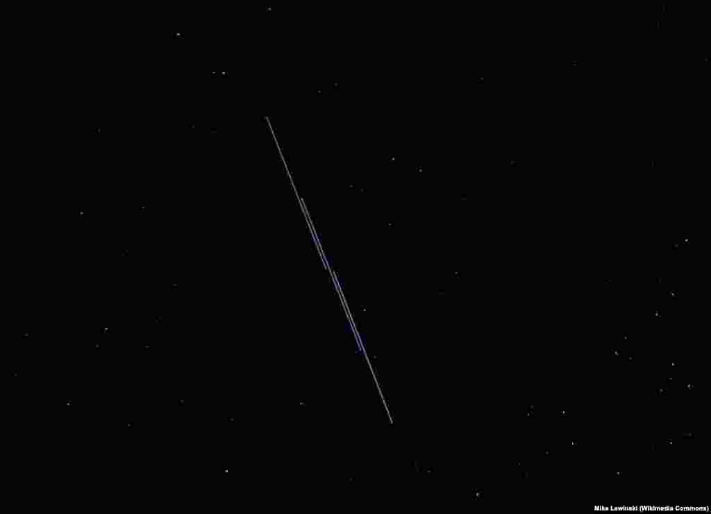 Супутники Starlink пролітають над Трес-П'єдрас, Нью-Мексико. Спочатку передбачалося, що Starlink пропонує супутникове підключення до інтернету в місцях з відсутністю телекомунікаційної інфраструктури, наприклад, на морі, в ізольованих місцях далеко від міст або в місцях, які мають державні обмеження на доступ до інтернету. Але Starlink також став порятунком у боротьбі України з Москвою. У зв’язку з тим, що SpaceX взяло на себе рахунки, у твітері та засобах масової інформації було багато суперечок про прихильність SpaceX до України та готовність компанії продовжувати платити за послуги