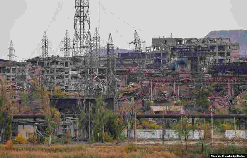 Зруйнована «Азовсталь», 29 жовтня 2022 року. У підземеллях «Азовсталі» під час боїв знайшли прихисток чимало місцевих жителів. Там перебували і українські військові, зокрема бійці полку «Азов» та морські піхотинці, які обороняли місто впродовж майже трьох місяців