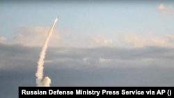 Ілюстраційне фото Міністерства оборони Росії: запуск ракети з корабля в Чорному морі, жовтень 2022 року