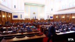 Голосування 175 голосами проти 49 за цей захід ознаменувало рідкісний момент консенсусу глибоко розділеного політикуму Болгарії