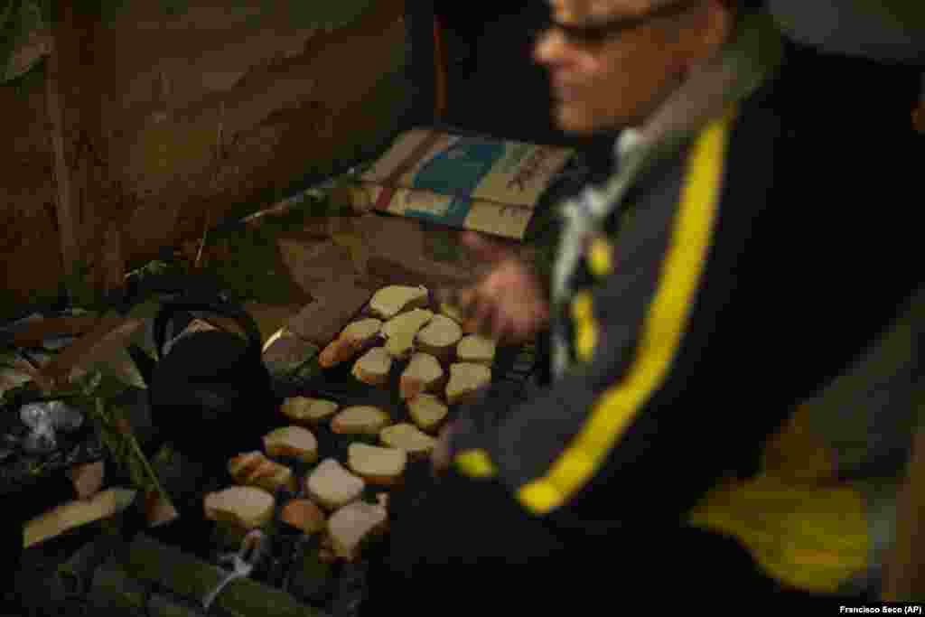 «Світла, води і газу немає. Мерзнемо. – каже Антон. – Я заварюю для мами чай на вогні, але вона п'є зовсім мало, щоб ненадовго зігрітися»