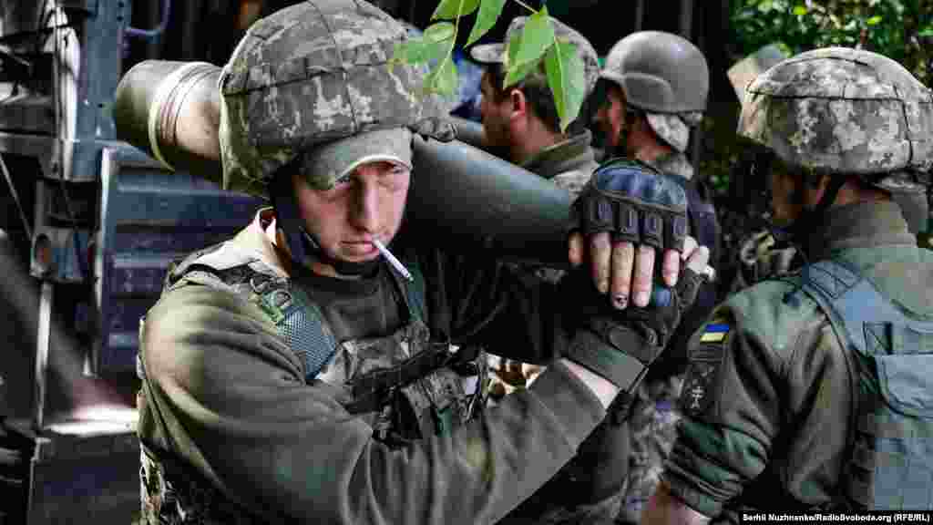 Перехід української артилерії на калібр НАТО став одним із найбільш важливих кроків для зміцнення спроможності України протистояти широкомасштабному вторгненню Росії. Українські військові  готують снаряди для американської гаубиці M777 поблизу лінії фронту, Донецька область, червень 2022 року