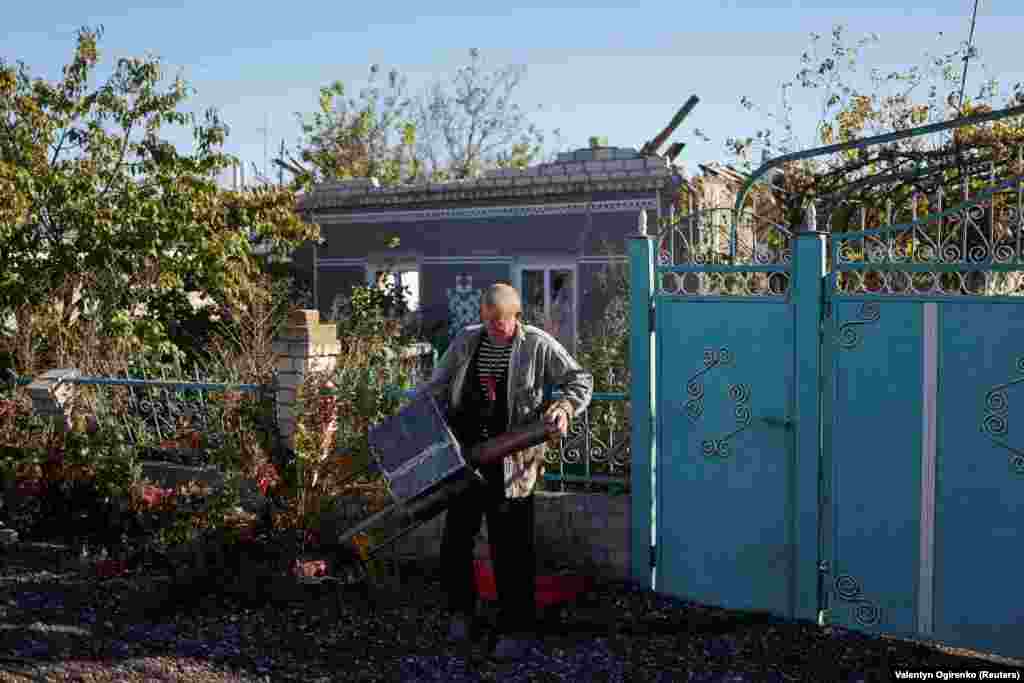 Місцевий житель у Прибузькому, Миколаївщина, щойно отримав дров'яну піч від волонтерів. Слава, український волонтер OperationAid, розповів Радіо Свобода, що, хоча селяни раді, що отримують їжу та воду, печі викликають набагато сильнішу реакцію. «Люди... майже плачуть, зараз це (печі) дуже потрібно для виживання», – каже він