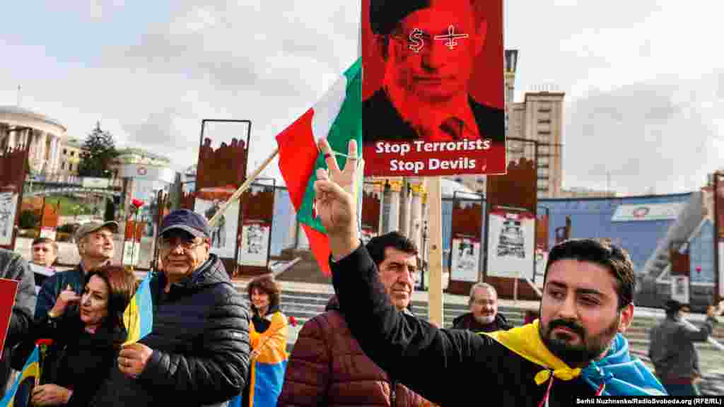 Учасники акції скандували «Слава Україні»