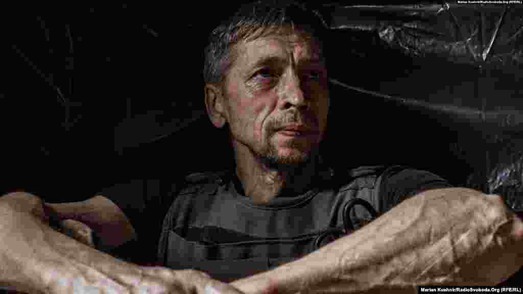 Геннадій один із тих, хто стріляє причіпною гаубицею калібру 122 міліметри Д-30. Донеччина, серпень 2022 року