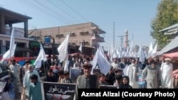 د کورمې په پاړه چینار کې لسګونه کسانو د اکتوبر پر ۲۳مه د امنیت ټینګښت لپاره لاریون وکړ.