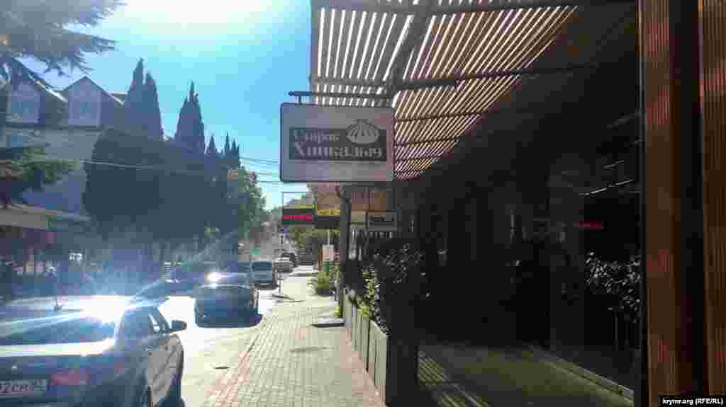 Кафе национальной грузинской кухни буквально днем ранее закрылось