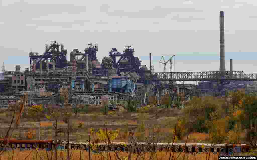 Поруйновані споруди заводу «Азовсталь», 29 жовтня 2022 року. Наприкінці квітня вдалося домогтися від Кремля відкриття гуманітарного коридору для цивільних, які опинилися в пастці на «Азовсталі». Військових всередині заводу не припиняли обстрілювати. Після цього, майже через місяць, українське командування в Києві ухвалило рішення: щоб зберегти життя бійцям, які залишилися на «Азовсталі», їм наказали здатися в полон