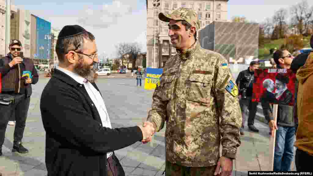 Боєць ЗСУ іранського походження вітається із представником єврейської громади на мітингу проти військової допомоги влади Ірану путінській Росії.  Акцію організувала іранська діаспора України. Київ, 28 жовтня 2022 року