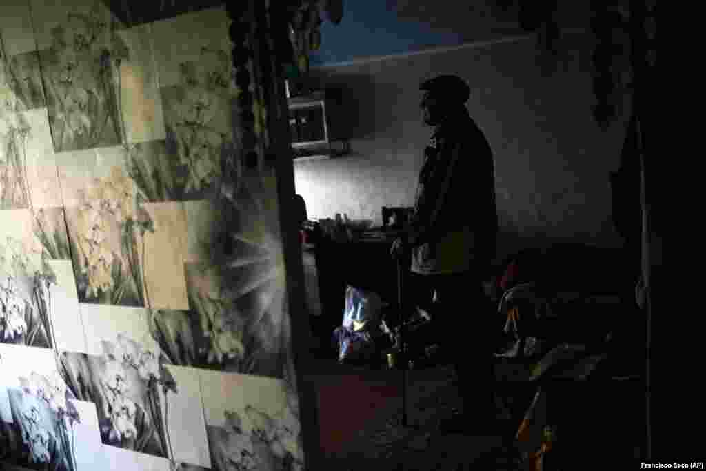 Севруков каже, що попросив друга з Харкова купити йому електрообігрівач на випадок, якщо електропостачання усе-таки відновиться: «Сподіваюся, що скоро у нас буде електрика, щоб хоч якось пережити цю зиму»