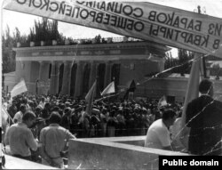 «З бараків соцтабору до квартир європейського дому». Мітинг за незалежність у Луганську, 1990 рік. Фото із vk.com – lugansk_advice