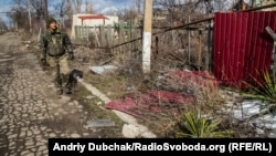 Михайло йде вздовж кабеля живлення (праворуч), вишукуючи пошкодження