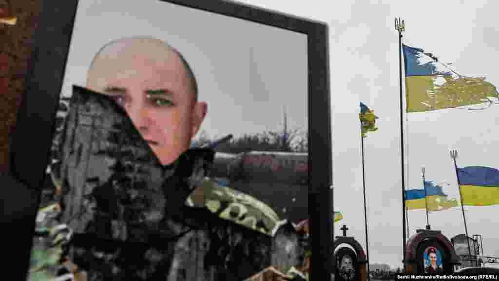 Пошкоджені обстрілами прапори і обеліски українських воїнів, загиблих під час операції Об’єднаних сил на сході країни. Чернігів, 6 квітня 2022 року