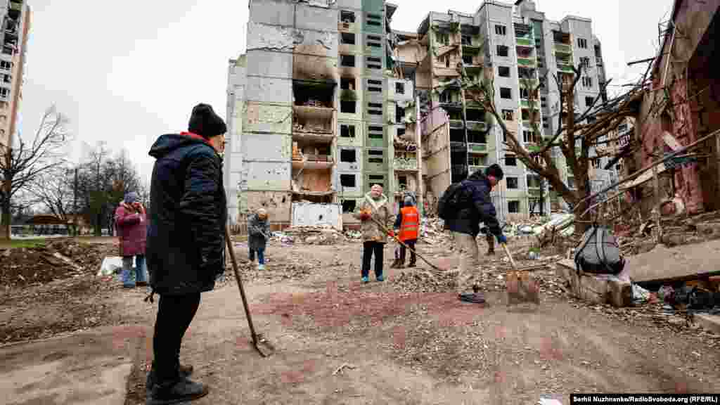 Прибирання уламків у житловому районі Чернігова, пошкодженому російськими  авіаударами, 6 квітня 2022 року