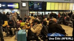 Izbjeglice iz Ukrajine na autobuskoj stanici u Varšavi