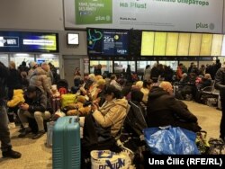 Izbjeglice iz Ukrajine stižu na autobusku stanicu u Varšavi, gdje čekaju ili na prevoz za dalje ili da ih volonteri upute gdje da idu. Varšava, 8. april 2022.