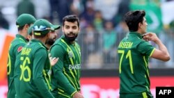 پاکستانیو بالرانو د نېدرلینډز لوبغاړي زیاتو منډو جوړولو ته پرې نه ښوول - د اکتوبر ۳۰مې انځور.