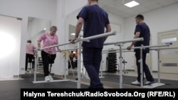 Завдяки мистецькому благодійному проєкту, двох жінок, які втратили ноги внаслідок обстрілу Росією, протезували