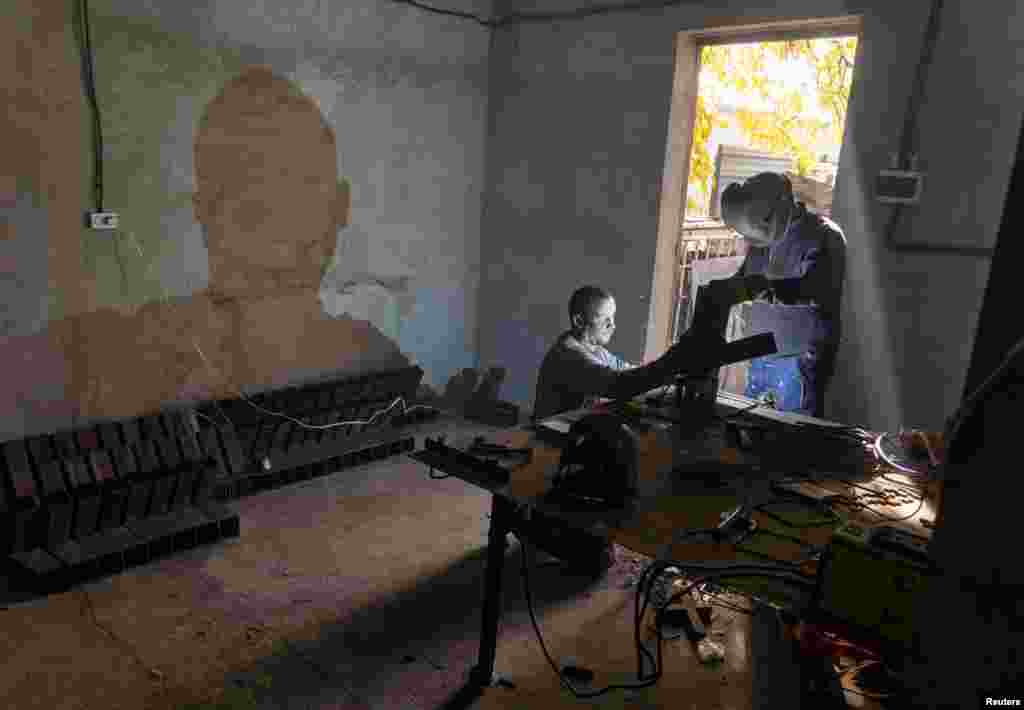 Процес виробництва печі, Миколаївська область. Раместам каже, що гроші на матеріал, який використовується для печей, надходять з іноземних пожертвувань, а українці, які виробляють печі, «роблять це добровільно, просто щоб допомогти своїй країні»