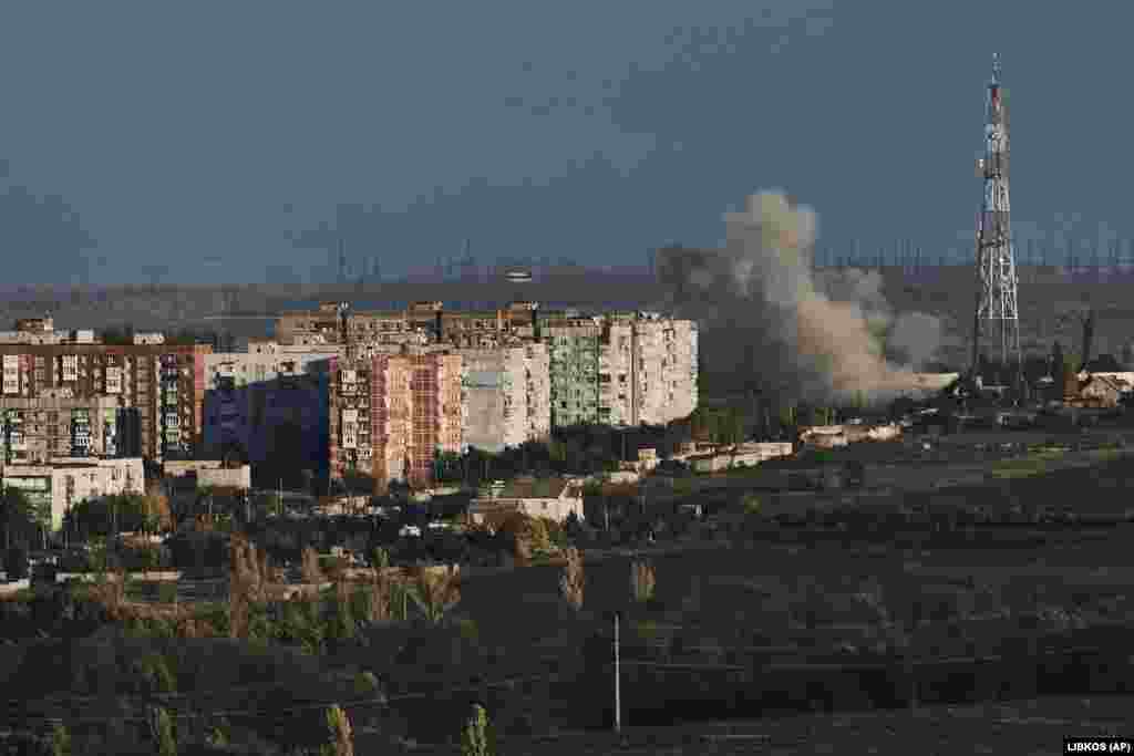 Над Бахмутом, біля житлового масиву, піднімається дим, внаслідок російського обстрілу. 22 жовтня 2022 року Повідомляється, що Пригожин завербував у ПВК «Вагнер» близько 1000 ув’язнених із двох в’язниць у Ростовській області Росії, пообіцявши їм дострокове звільнення, якщо вони будуть воювати в Україні