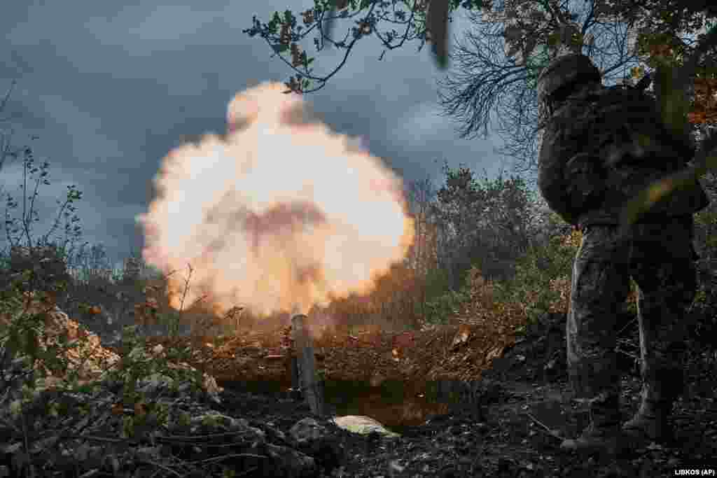 Робота українських мінометників на позиціях у Бахмуті. 21 жовтня 2022 року. Військові ЗСУ кажуть, що російські сили досягли тут невеликих успіхів, головним чином завдяки підтримуваному Кремлем ПВК «Вагнера». Євген Пригожин, російський бізнесмен і близький соратник президента Росії Путіна, відомий також як «кухар Путіна», публічно визнав, що фінансує ПВК «Вагнера» і вербує туди ув'язнених