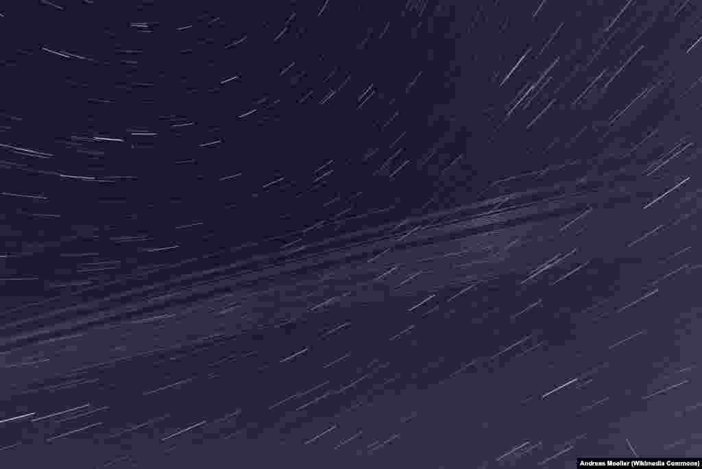 Сповільнений політ супутників Starlink 5 поблизу Берліну 20 квітня. 17 жовтня Маск знову написав у Twitter: «Добре, ми додамо можливість пожертвувати у Starlink». SpaceX втрачає близько 20 мільйонів доларів на місяць через неоплачувані послуги та витрати, пов'язані з заходами безпеки для захисту від кібервійн, але «ми продовжимо це робити (зітхання)», – написав Маск у твітері. Проте, за повідомленнями ЗМІ, і американські військові, і Європейський союз розглядають можливість оплати Starlink для підтримки Києва